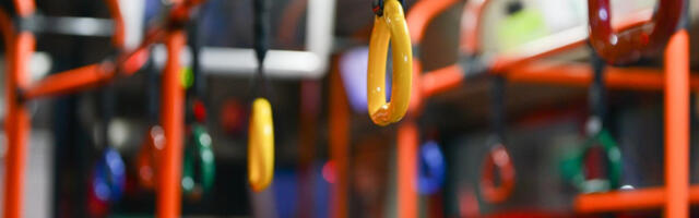 Isplivao snimak brutalnog nasilja u “pedesetici”: Urlao na čoveka pred majkom, pa zasevala pesnica