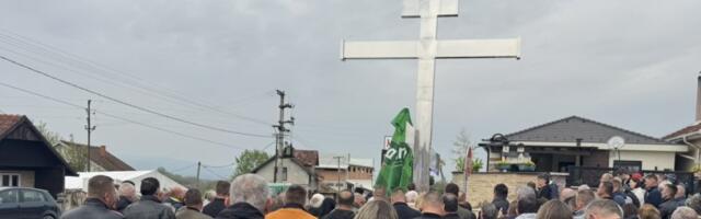 Impozantno: Lozničani podigli krst visok sedam metara na ovom posebnom mestu (VIDEO)