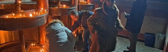 Tišina, tuga i sveće za ubijenog Olivera Ivanovića (VIDEO)