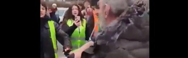 UŽAS Muškarac nožem pokušao da napadne studente na blokadi (VIDEO)