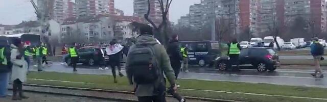 Automobil udario studentkinju na blokadi: Novi incident u Novom Beogradu (VIDEO)