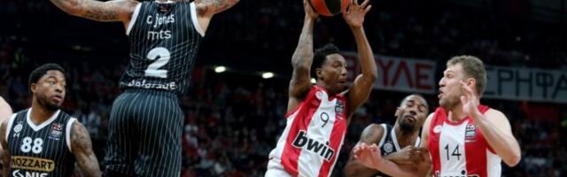 DALEKOMETNA PALJBA: Olimpijakos pogađa iz svih pozicija - Partizanu se ne piše dobro!