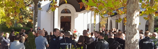 JAUCI I PLAČ ODJEKUJU NEBOM IZNAD BEŽANIJSKOG GROBLJA Prijatelji, rođaci i kolege dolaze da se oproste od nastradalih u nesreći na Novom Beogradu
