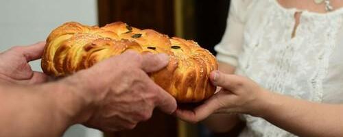 Šta treba uraditi sa ukrasima sa slavskog kolača nakon krsne slave? Čuvati, baciti, pojesti ili spaliti - teolog dao jasan odgovor