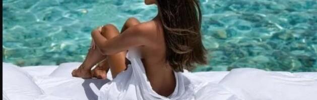 ŠTA JEDE OVA ŽENA? Tri porođaja i trbušnjaci na stomaku: Vidi se i što ne bi smelo! Pevačeva supruga usijala mreže novom objavom