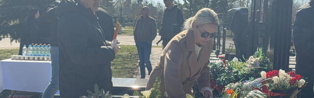 Džidža posle gubitka bebe prvi put u javnosti: Sa ocem došla na pomen Saši Popoviću, nije mogla da obuzda suze