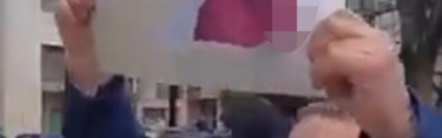 OVO JE DEFINITIVNO VIDEO DANA! Blokaderi oteli fasciklu SNS aktivisti tražeći biračke spiskove, a evo šta su i dobili! ŠOKANTNO IZNENAĐENJE! (VIDEO)