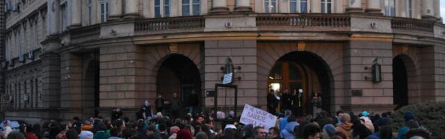 U Nišu počelo suđenje studentu zbog nošenja palice u rancu, on tvrdi da su ga policajci pretukli