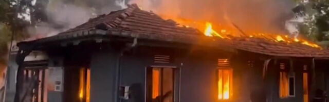 STRAVIČAN POŽAR U STARAČKOM DOMU, IMA MRTVIH! Buknuo plamen u prenatrpanom smeštaju, vatra progutala neregistrovan objekat: Horor na Šri Lanki (VIDEO)