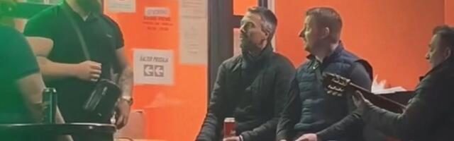 Snimak iz Novog Sada postao hit! Pevač iz poznatog benda zastao, pa zapevao sa uličnim muzičarem