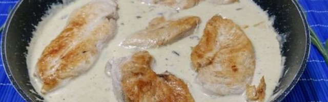 Ručak na brzinu: Sočna piletina sa slaninom u gorgonzola sosu (RECEPT)