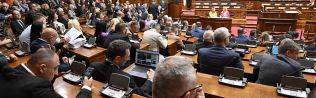 "FIZIČKI NAPADI, BRUTALNE PRETNjE, MONSTRUOZNE UVREDE... BLOKADE SE RADIKALIZIJU" U toku je sednica Skupštine Srbije (FOTO)