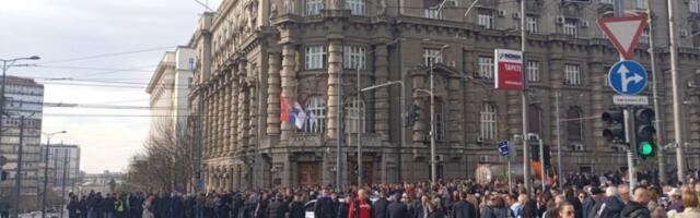 GRAĐANI ČEKAJU ZASTAVU SRBIJE: Sve spremno za svečani defile (VIDEO)