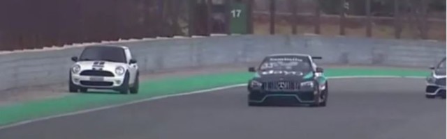 Slučajno uletela na trku svojim Minijem