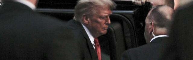 TRAMP ZARIO KANDŽE U STARI KONTINET I NE PUŠTA! Amerikanac bezobrazno udara svom silom, a EU ĆUTI I PONIŽENO TRPI