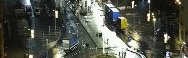 Uklanjaju se štandovi iz "božićnog seoceta“ ispred Skupštine (FOTO)