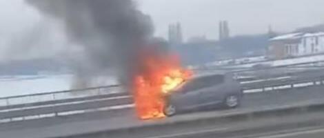 BUKTINJA PROGUTALA AUTOMOBIL NA BATAJNIČKOJ PETLJI! Drama u smeru ka Novom Sadu, stvaraju se zastoji (VIDEO)