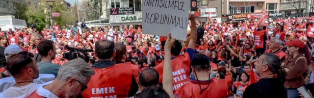 MASOVNI PROTESTI U TURSKOJ ZBOG PUCNJAVA U ŠKOLAMA: Hiljade nastavnika izašlo na ulice, dva masakra u dva dana zavila Ankaru u crno (FOTO)