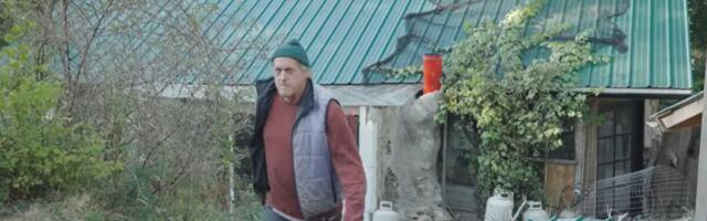 Napustio grad i napravio kuću od otpada: Ne plaća ni struju ni vodu, a njegovo imanje izgleda kao bajka (Foto)