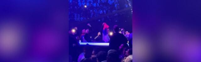Srbi mahali zastavama kada je Selimović ulazio