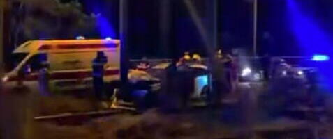 TEŠKA SAOBRAĆAJKA NA PANČEVCU: Taksista se zakucao u banderu, vatrogasci sekli auto da ga spasu