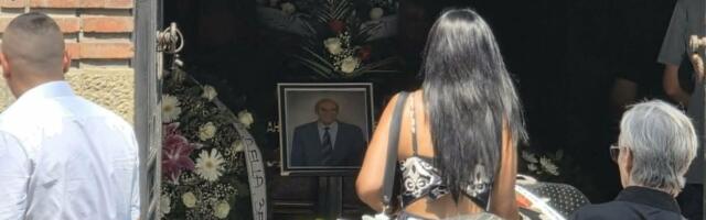 Mala Cana stigla još jutros, ćerke Andrije Bajića u crnini i uplakne stigla na Novo groblje