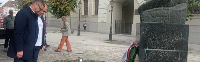 Поводом 31. Меморијала Надежде Петровић положен венац на њен споменик испред чачанске Гимназије