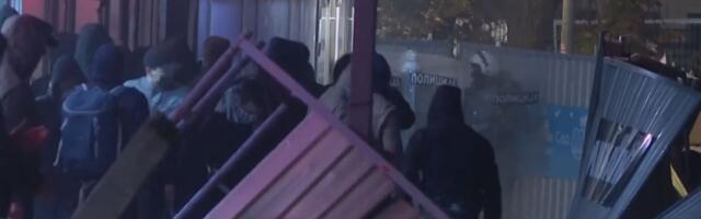Maskirani muškarci demoliraju objekte, policija NE REAGUJE (FOTO)