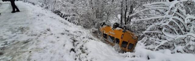 Sandžak: ŠKOLSKI KOMBI sa djecom SLETIO SA PUTA