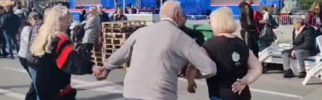 VESELA ATMOSFERA: Kolo pred svenarodni skup (VIDEO)