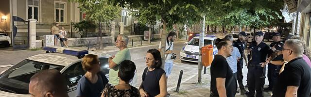 Građani se okupljaju ispred prostorija SNS-a u Kragujevcu