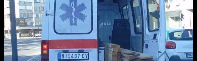 Sanitet sa niškim tablicama prevozi drvenu građu