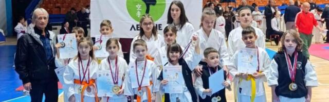 Mališani Karate kluba “Radan” iz Lebana osvojili 20 medalja na takmičenju u Leskovcu