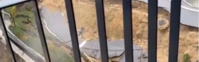 POGLEDAJTE trenutak kad se urušio potporni zid i deo puta u Kragujevcu (VIDEO)