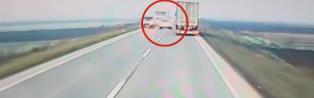 HOROR U SRBIJI SNIMLJEN KAMEROM! Vozač preticao kolonu, a onda mu u susret došao šleper: Snimak ledi krv