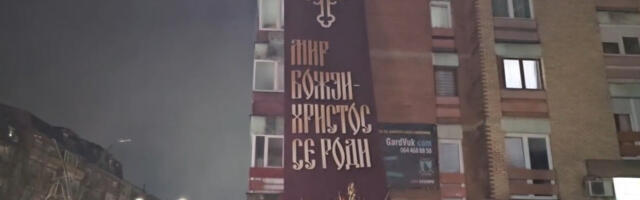 Severna Mitrovica: Policija vratila transparent “Mir Božji, Hristos se rodi”, koji je odmah postavljen