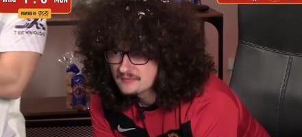 MORAĆE JOŠ DUGO DA ČEKA SLEDEĆU PRILIKU ZA ŠIŠANJE! Pogledajte kako je najpoznatiji navijač Junajteda preživeo remi sa Vest Hemom! (VIDEO)