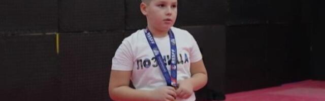 Posetili smo malog Bogdana iz Loznice: Zlatnu medalju posvetio preminuloj majci - svima nam je zadao domaći zadatak (FOTO/VIDEO)