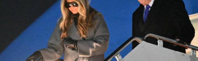 U 7. mesecu trudnoće i zlatnom bikiniju pozirala na stepeništu aviona: Osvanule stare fotografije Melanije Tramp