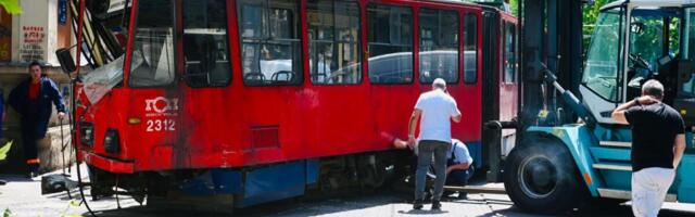 LJUDI SU VRIŠTALI, POKUŠAVALI DA IZAĐU KROZ PROZORE I NA SILU OTVARALI VRATA! Dramatične scene na Dorćolu - očevici kažu da je OVO moguć uzrok nezgode