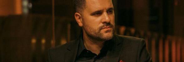 NEBOJŠA VOJVODIĆ EMOCIJOM OSVOJIO PUBLIKU: „Ne trošite vino“ najava je muzičke trilogije