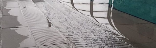 FOTO, VIDEO: Pukotina i izlivanje vode u tek saniranom olimpijskom bazenu na Spensu, curi i iz radijatora