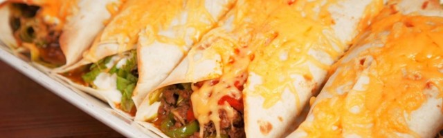 Burito sa mesom i sirom se toliko brzo sprema da je savršen za svaki obrok - svi će hteti da im ga često pravite