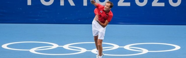 Medvedev kao brzi voz, izgubio samo tri gema, zakazao duel sa Fonjinijem