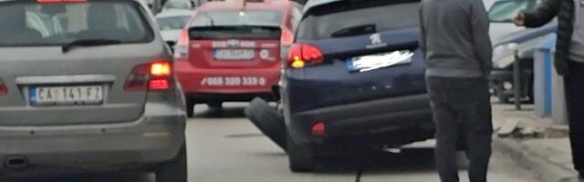 Od siline udara na pežou odvalio se točak, žestok sudar u Čačku