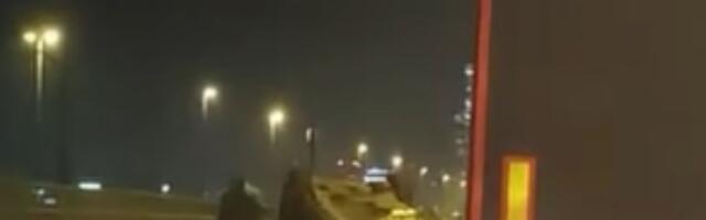 STRAVIČAN PRIZOR na mostu na Adi: Automobil prevrnut, poznato stanje učesnika (VIDEO)