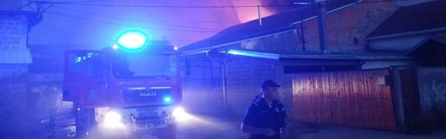 Gori stan na Čukarici, vatrogasci na terenu