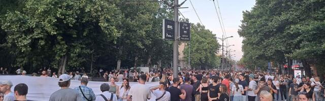 “Tužno sto Ćacijevci gledaju u ovo i ne kontaju”: Transparent koji će nasmejati samo one koji nisu bežali s časova hemije