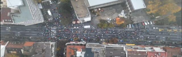 BLOKADERI VIŠE NE MOGU DA OKUPE NI 1.500 LJUDI! Pogledajte prizor sa skupa, nema ih dovoljno ni da zatvore ulicu (FOTO)
