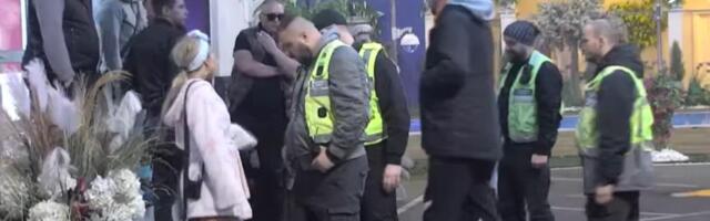 "ENA JE BILA PRETUČENA TOKOM SVAE SA JANJUŠEM" Obezbeđenje opkolilo Aneli i Janjuša, ona niže gnusne prozivke